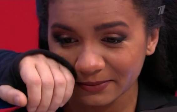Амината Савадого плачет перед выступлением на этапе нокаутов Голос 5 25 ноября