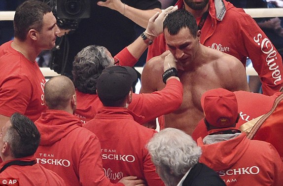 Кличко выглядит расстроенным после потери своего пояса чемпиона.
