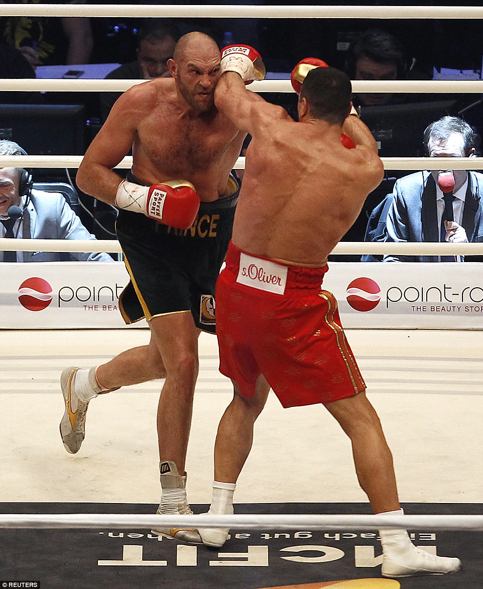 2EE3B5CA00000578-3338106-Fury_didn_t_allow_Klitschko_to_settle_and_the_Ukrainian_looked_r-a-8_1448797981497