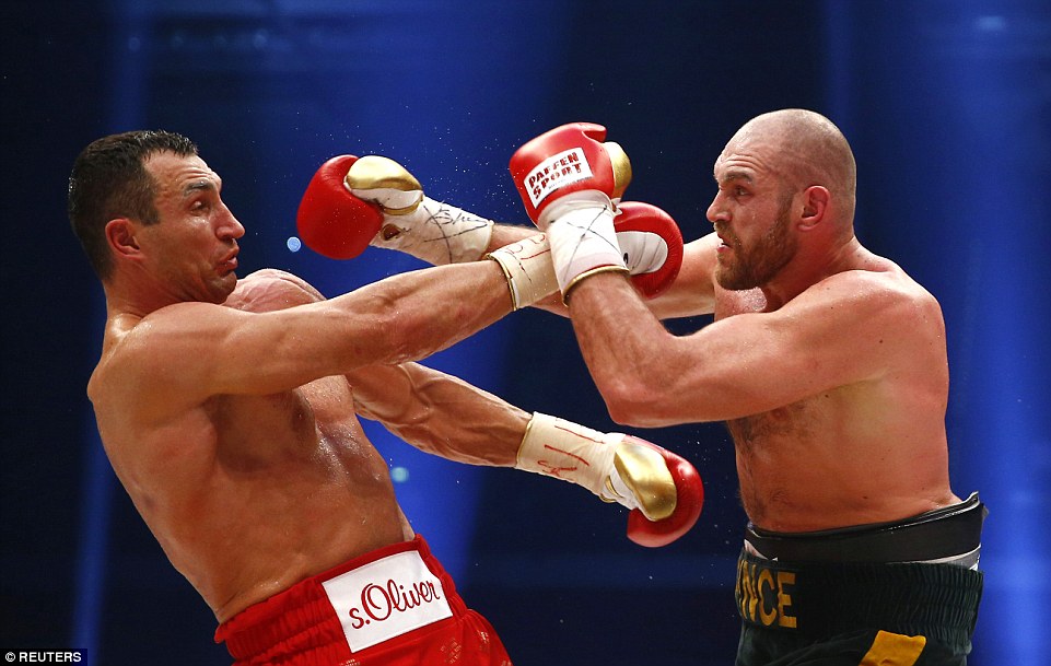 2EE3B77600000578-3338106-In_Round_9_Klitschko_made_an_error_after_turning_his_back_to_the-a-12_1448798122204