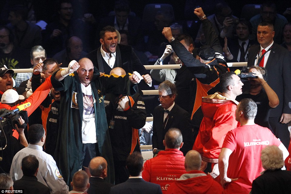 2EE3C33A00000578-3338106-Tyson_Fury_erupts_in_delight_after_defeating_Wladimir_Klitschko_-a-103_1448799095170
